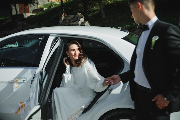 Hermosa pareja de novios cerca del auto