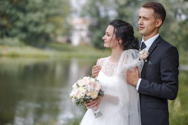 Hermosa pareja de novios disfrutando de la boda