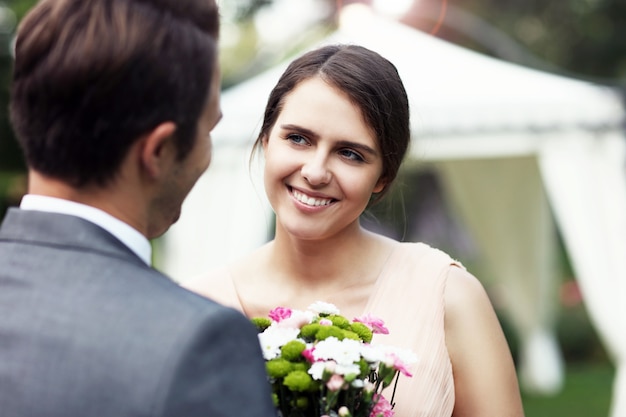 hermosa pareja de novios disfrutando de la boda