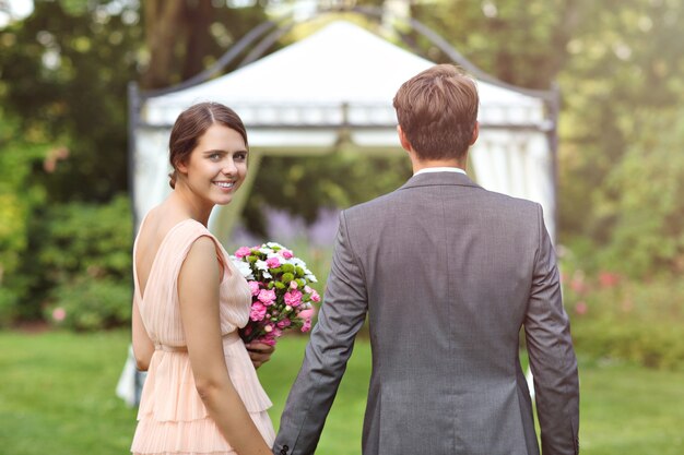 hermosa pareja de novios disfrutando de la boda