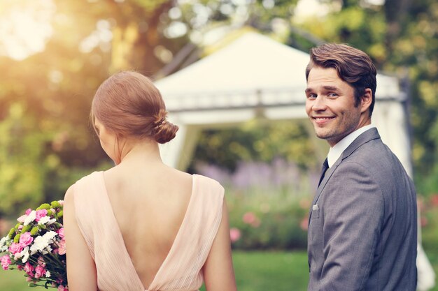 hermosa pareja de novios disfrutando de la boda