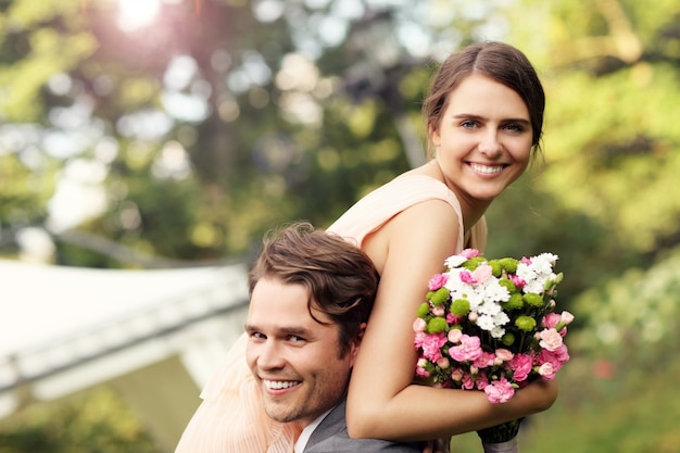 hermosa pareja de novios disfrutando de la boda