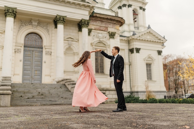 Foto una hermosa pareja de novios se divierte y baila