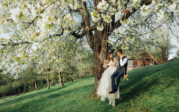 Foto hermosa pareja de novios en los jardines de un florecimiento