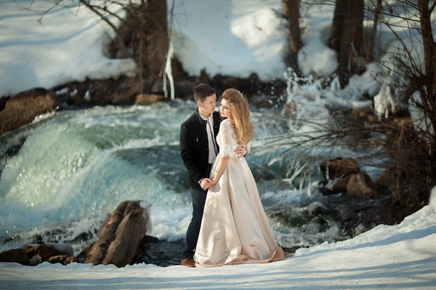 Hermosa pareja de novios junto al río