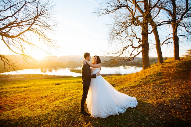 Hermosa pareja de novios en la naturaleza