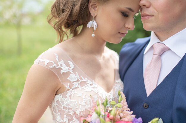 Hermosa pareja de novios retrato al aire libre