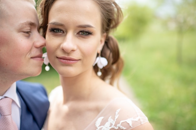 Hermosa pareja de novios retrato al aire libre.