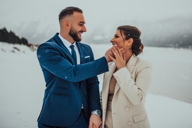 Hermosa pareja de novios en su boda de invierno