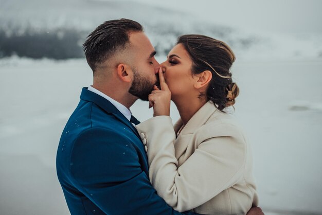 Hermosa pareja de novios en su boda de invierno