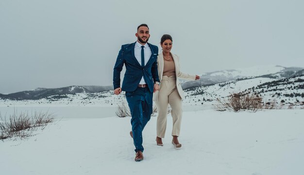 Hermosa pareja de novios en su boda de invierno