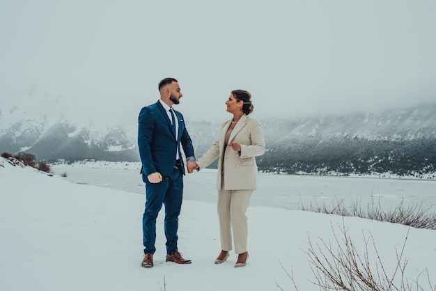 Hermosa pareja de novios en su boda de invierno