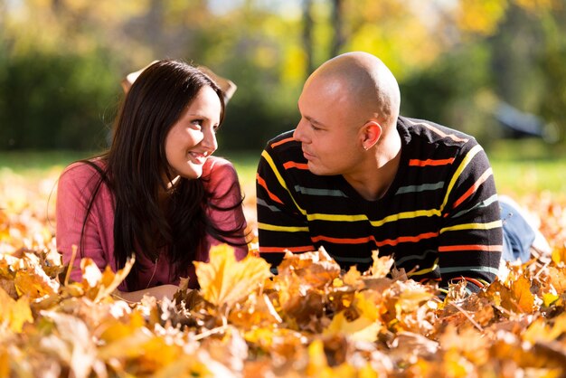 hermosa pareja en el parque