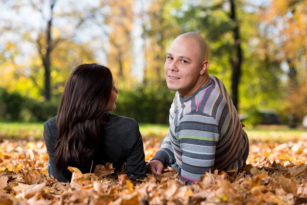 hermosa pareja en el parque