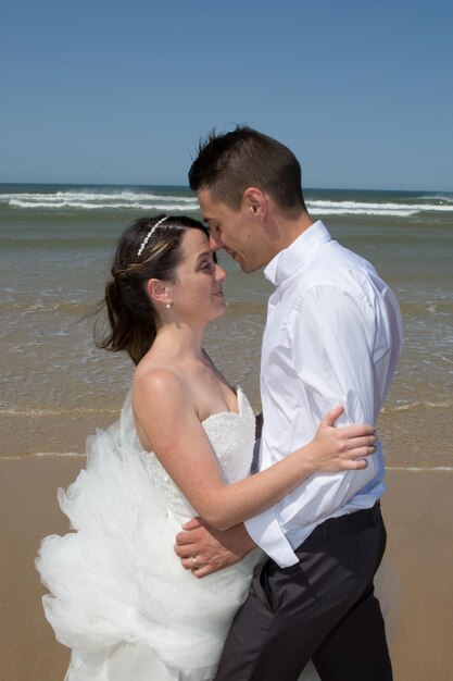 Hermosa pareja en la playa felices juntos