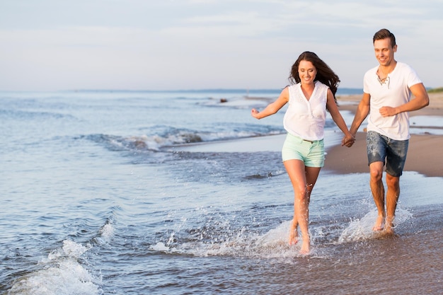 Hermosa pareja en la playa