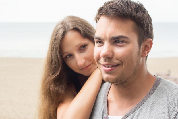 Foto una hermosa pareja en la playa.