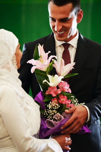 Hermosa pareja recién casada