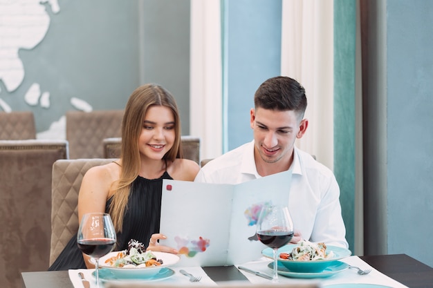 Hermosa pareja en un restaurante