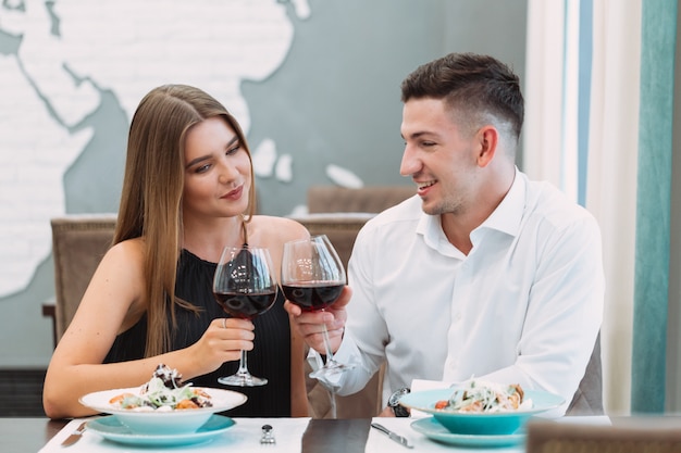 Hermosa pareja en un restaurante