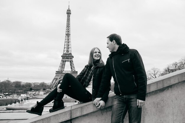 Hermosa pareja romántica en parís cerca de la torre eiffel