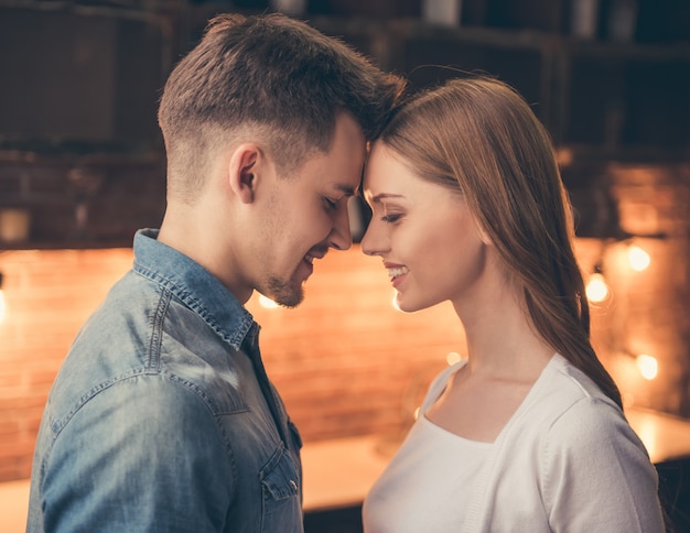 Hermosa pareja romántica se toca la frente.