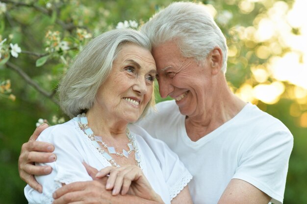 Hermosa pareja senior abrazándose en el parque