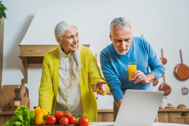 Hermosa pareja senior de amantes. Retrato de personas mayores mientras se divierten en casa