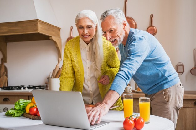 Hermosa pareja senior de amantes. Retrato de personas mayores mientras se divierten en casa