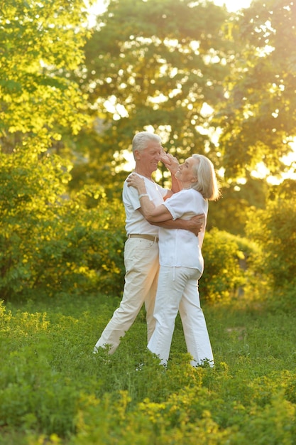 Hermosa pareja senior bailando