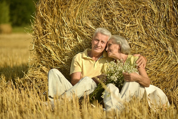 Hermosa pareja senior en un campo de verano