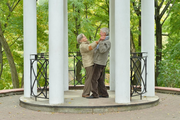 Hermosa pareja senior caucásica bailando en el parque