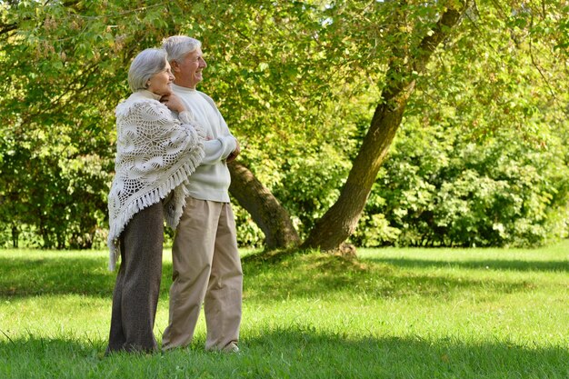 Hermosa pareja senior caucásica