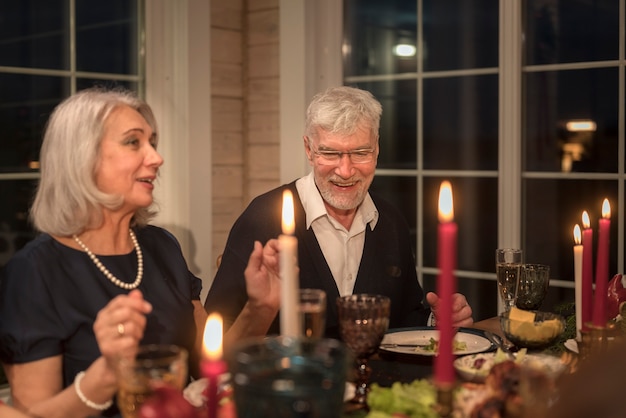 Hermosa pareja senior en una cena de Navidad