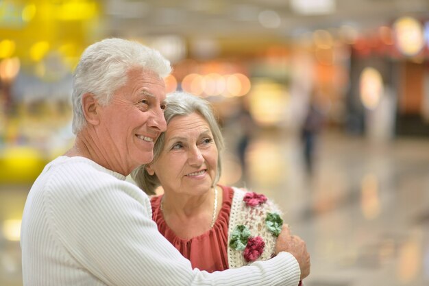 Hermosa pareja senior en un centro comercial