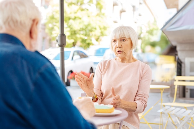 Hermosa pareja senior conversando y visitando cafe