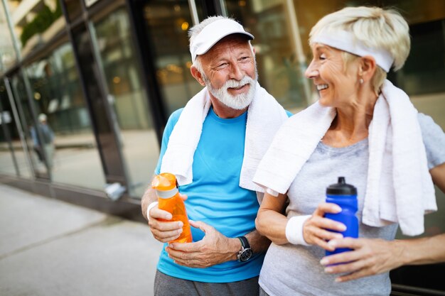 Hermosa pareja senior deportiva mantenerse en forma con correr y trotar