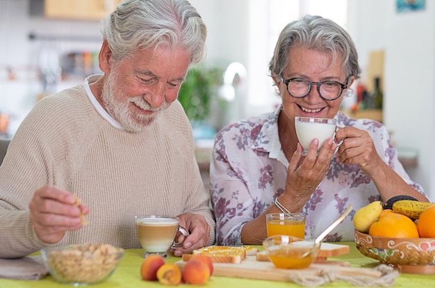 Foto hermosa pareja senior desayunando en casa. estilo de vida de jubilación