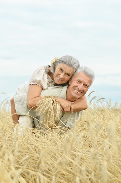 Hermosa pareja senior feliz en campo de verano