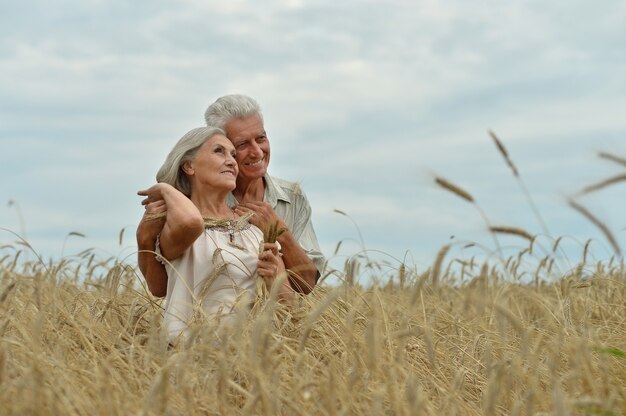 Hermosa pareja senior feliz en campo de verano