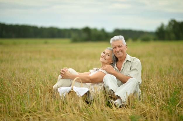 Hermosa pareja senior feliz en campo de verano