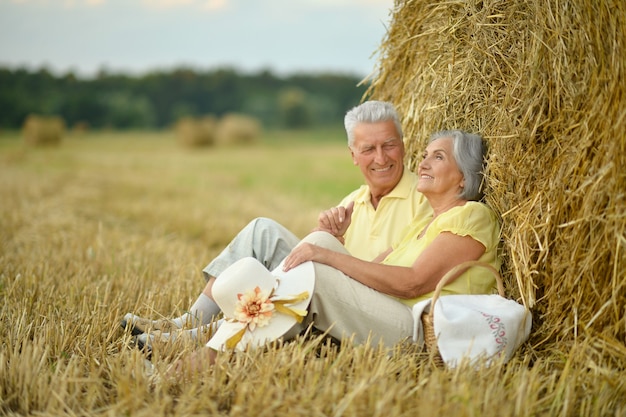 Hermosa pareja senior feliz en campo de verano