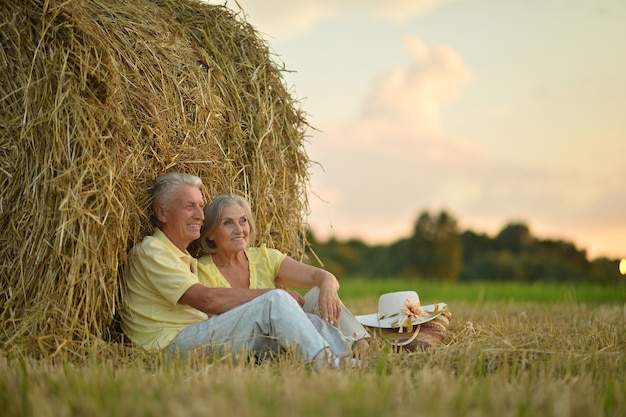 Hermosa pareja senior feliz en campo de verano