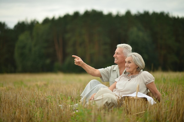 Hermosa pareja senior feliz en campo de verano