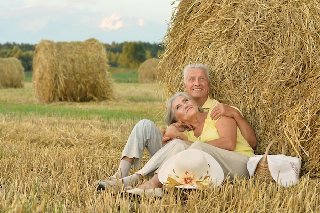 Hermosa pareja senior feliz en campo de verano