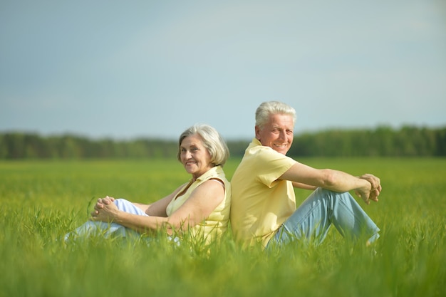 Hermosa pareja senior feliz en campo de verano