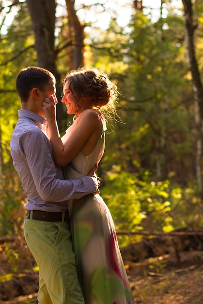 Hermosa pareja bajo el sol.