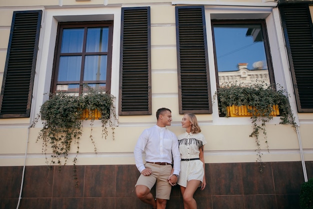 Hermosa pareja sonriendo y posando en la ciudad