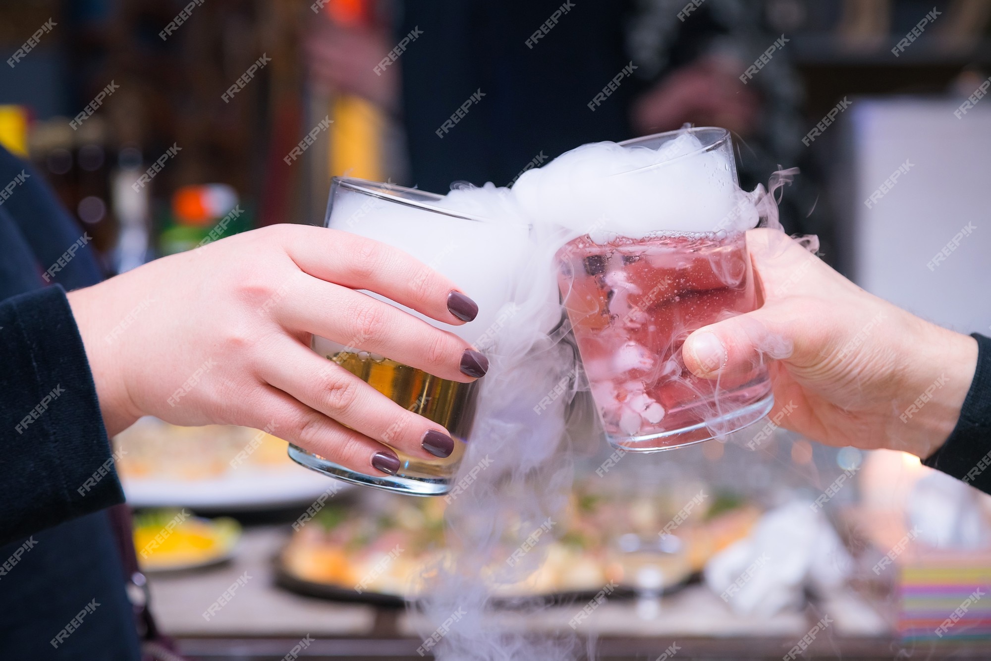 Hermosa pareja hielo seco de fumar en la fiesta. Foto Premium