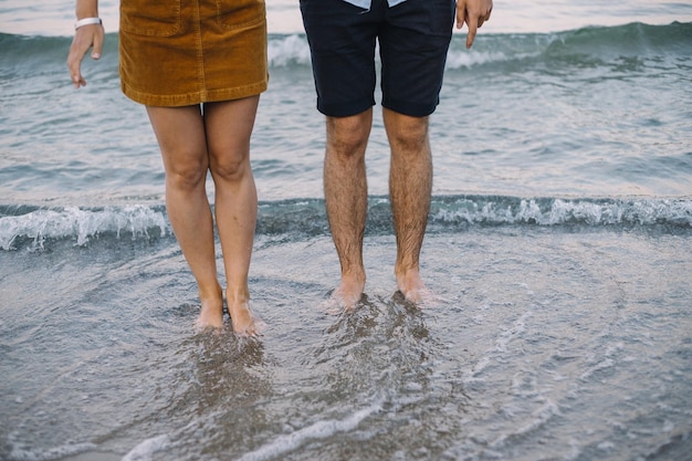 Hermosa pareja tomados de la mano y paseos a la orilla del mar